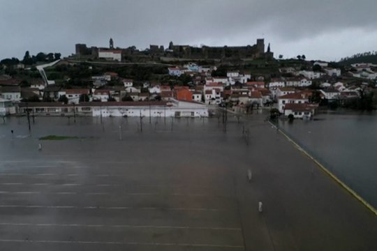 Iškilus potvynio pavojui – evakuoti tūkstančiai žmonių Portugalijos istoriniame mieste: užtvanka gali neatlaikyti