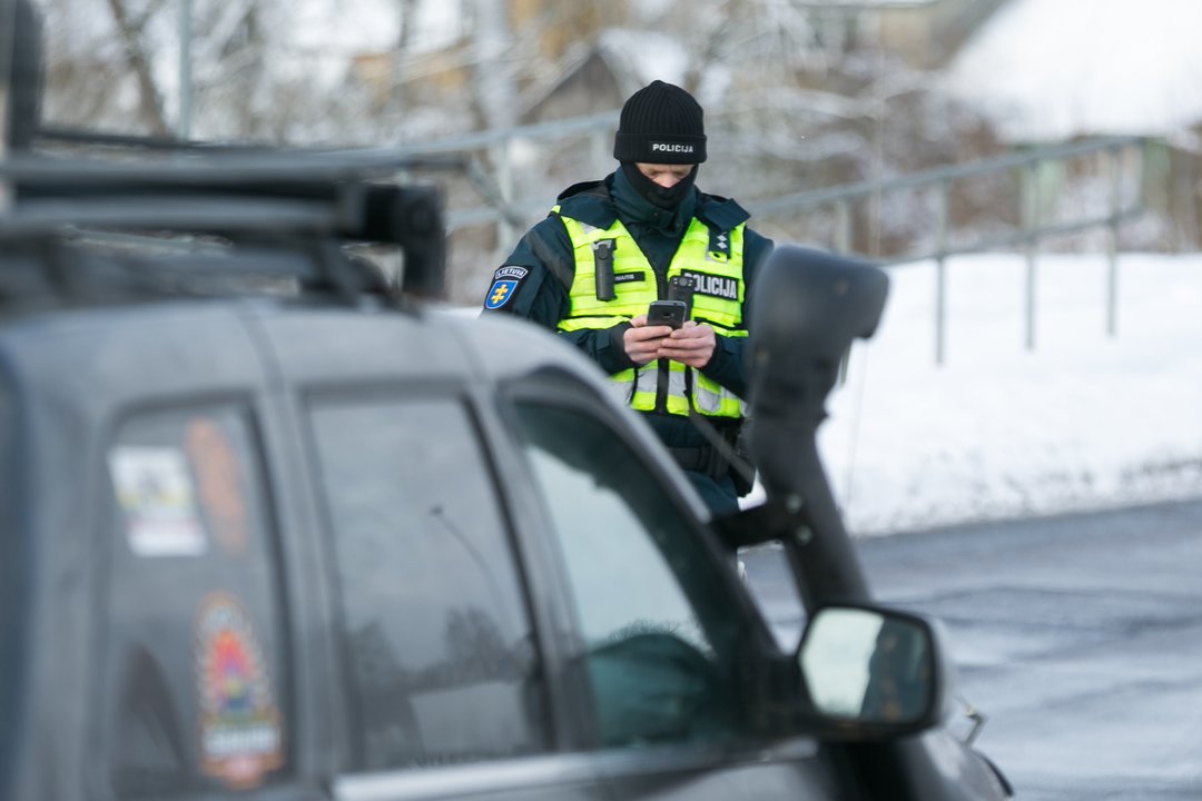 Dėl neeilinės priežasties policija svarbiame kelyje ribojo eismą