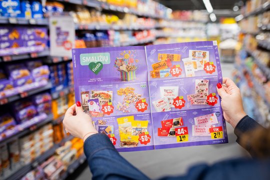 „Iki“ šventinį savaitgalį lepins kokybe ir nuolaidomis: pigiau – ir gėlės, ir saldumynai, ir rankų darbo tortai