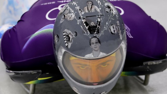 Žuvusius Ukrainos sportininkus pagerbęs skeletonininkas diskvalifikuotas: pasisakė šokiruota šalmo autorė