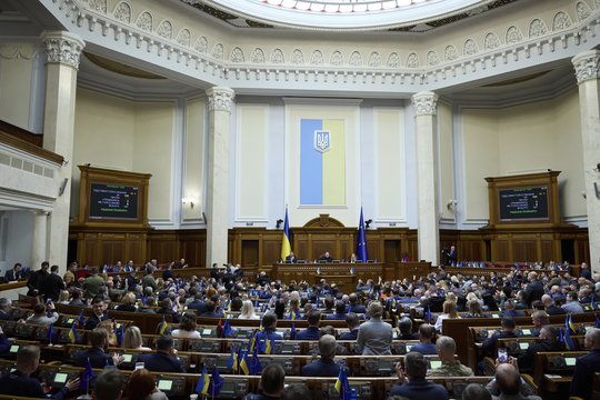 Ukrainos parlamente – mįslingas apsinuodijimas: kelioms dešimtims politikų staiga smarkiai pablogėjo sveikata