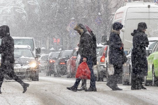 Dėl penktadienio ryto – įspėjimas vairuotojams: ragina susilaikyti nuo kelionių