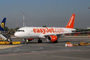 Skrydis į Londoną baigėsi košmaru: lėktuvo langas pasruvo krauju