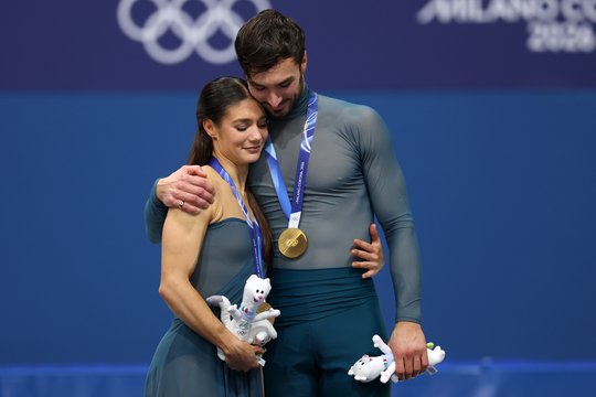 Auksinę ledo šokėjų porą garbindama Prancūzijos spauda netaisyklingai parašė žodį „šedevras“