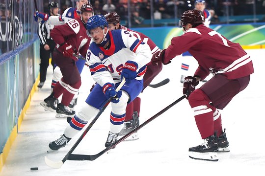 Du įvarčius sugebėję protestais „panaikinti“ latviai galiausiai neatsilaikė prieš JAV ledo ritulio armadą