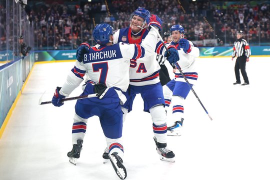 Du įvarčius sugebėję protestais „panaikinti“ latviai galiausiai neatsilaikė prieš JAV ledo ritulio armadą