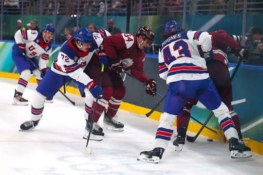 Du įvarčius sugebėję protestais „panaikinti“ latviai galiausiai neatsilaikė prieš JAV ledo ritulio armadą