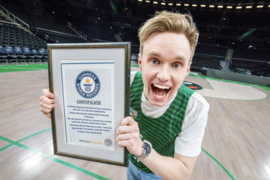 Iliuzionistas R. Bernatonis pagerino dar vieną pasaulio Gineso rekordą