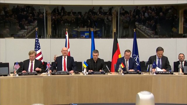 NATO gynybos ministrai aptarė naujus įsipareigojimus dėl paramos Ukrainai: JK pranešė apie skirtą milijoninę sumą 