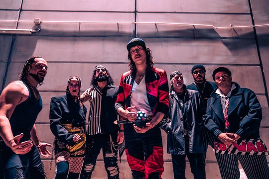 Vasarą Lietuvoje koncertuosianti grupė „Gogol Bordello“ išleido naują albumą