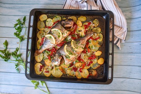 Vienos skardos patiekalas su žuvimi ir bulvėmis: kai norisi pavalgyti skaniai, greitai ir neapsunkti