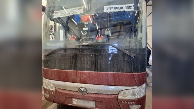 Niekuo neišsiskiriančiame autobuse – tūkstančiai pakelių kontrabandinių cigarečių: įtarimų sukėlė neįprastas keleivių skaičius