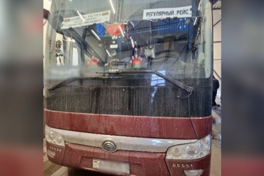 Niekuo neišsiskiriančiame autobuse – tūkstančiai pakelių kontrabandinių cigarečių: įtarimų sukėlė neįprastas keleivių skaičius