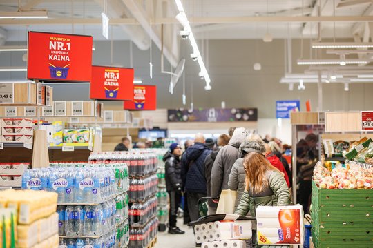 Švęskime šventes skaniai ir nebrangiai su „Lidl“: „Supersavaitgalio“ pasiūlymuose – nuo lašišos iki braškių