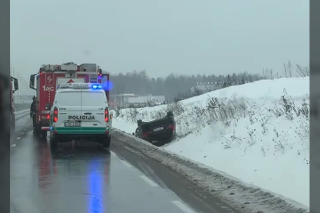 Kauno rajone policija gavo du pranešimus apie nuo kelio nulėkusius ir apvirtusius automobilius