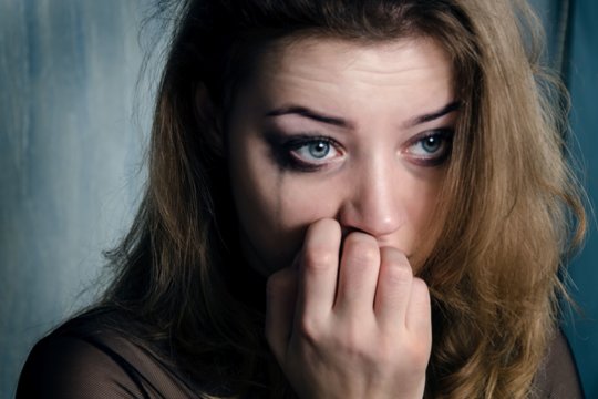 Kodėl moterys pasirenka kentėti? Psichologinis aukos vaidmens mechanizmas