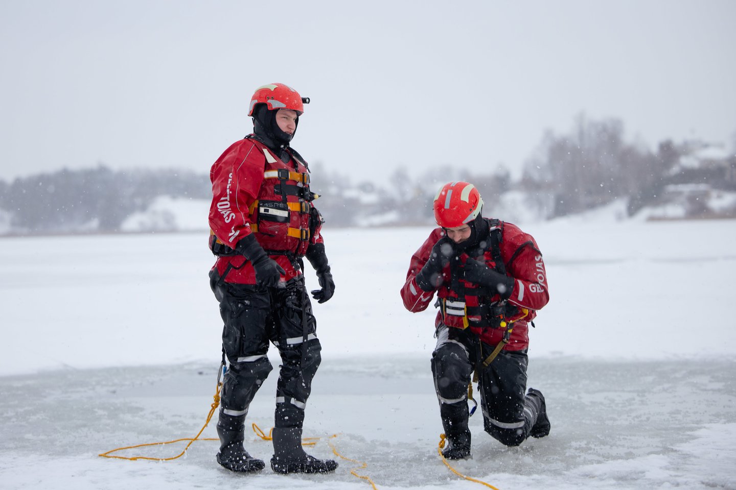 Ugniagesiai ant ledo.<br>Andriaus Ufarto (ELTA) nuotr.