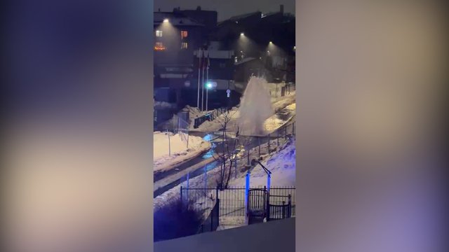 Naujamiesčio rajone trūkęs vamzdis šokiravo vilniečius: baisu net čiaupą atsukti
