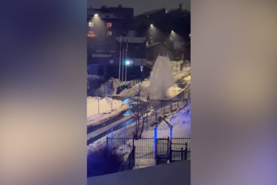 Naujamiesčio rajone trūkęs vamzdis šokiravo vilniečius: baisu net čiaupą atsukti