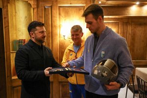 Su iš olimpiados pašalintu ukrainiečiu susitikęs V. Zelenskis apdovanojo sportininką
