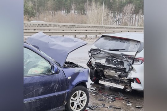 Užfiksavo didžiulę avariją Vilniuje: susidūrus 3 automobiliams buvo sužeisti 4 žmonės