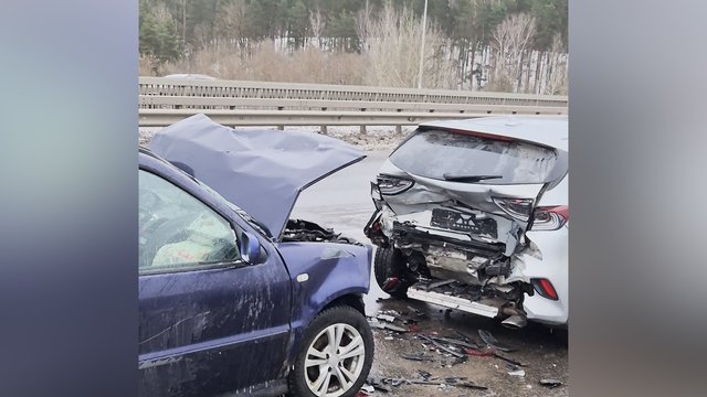 Užfiksavo didžiulę avariją Vilniuje: susidūrus 3 automobiliams buvo sužeisti 4 žmonės