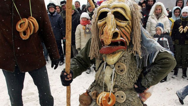 Rumšiškėse kvepia blynais ir aidi dainos: švenčiamos jubiliejinės Užgavėnės