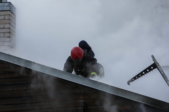 Tragedija Trakų rajone: liepsnų nusiaubtame name aptiktas smarkiai apdegusio vyro kūnas