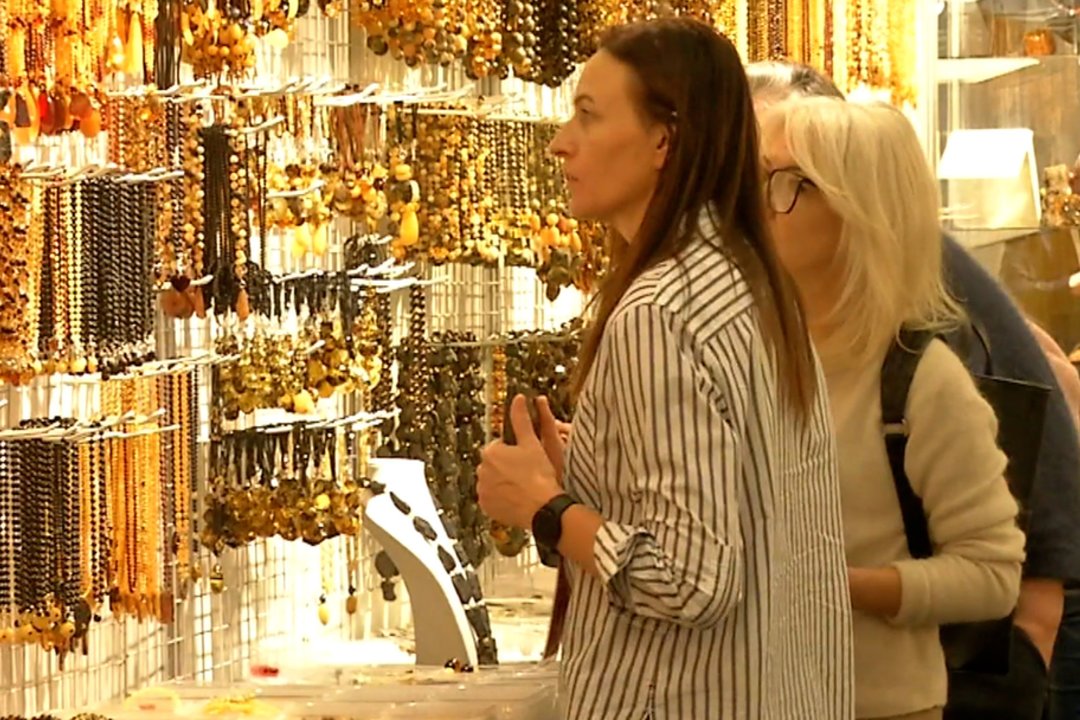 Išskirtinė gintaro dirbinių paroda žavi ne vien europiečius: aplanko ir iš Azijos šalių