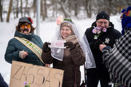 Rumšiškės jau veja žiemą iš kiemų: nuotraukose – įmantrios kaukės ir šventinės linksmybės