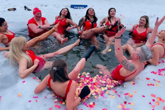 Vilniuje – ryškios Valentino dienos žiemos maudynės: joks šaltis nebaisus!