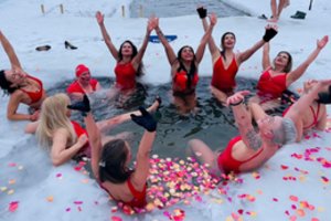 Vilniuje – ryškios Valentino dienos žiemos maudynės: joks šaltis nebaisus!