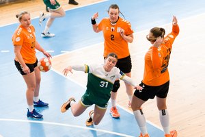 Staigmenos rankinio lygoje – lyderės pralaimėjo autsaiderėms, čempionės ant iškritimo ribos