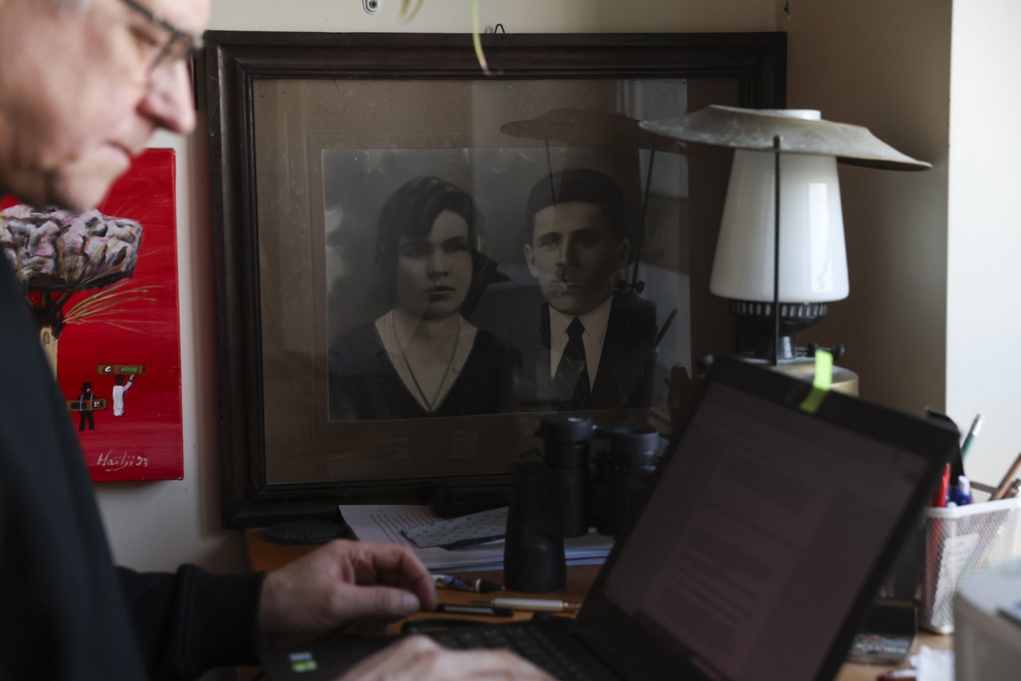 A. Šlepiko darbo kambaryje netrūksta knygų, paveikslų ir visokių mielų smulkmenų.<br>R. Danisevičiaus nuotr.