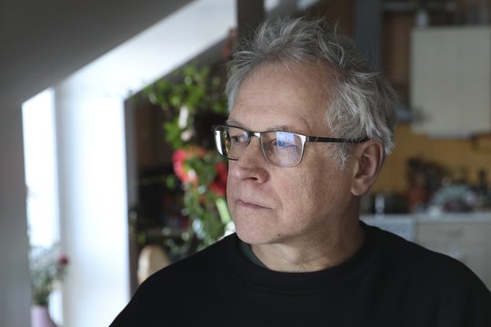 Alvydas Šlepikas rašo prie legendinio poeto Sigito Gedos stalo