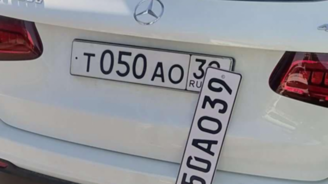 Sankcijos neužkardė kelio tūkstančiams automobilių patekti į Rusiją: atskleidė pagrindinį metodą