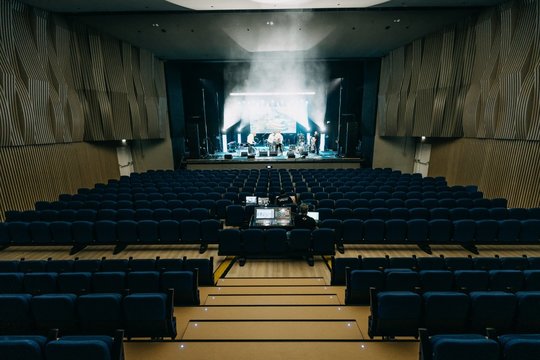 Nelaimė koncerte Nidoje – nukritusi konstrukcija sužeidė žmogų, teko nutraukti „Biplan“ koncertą