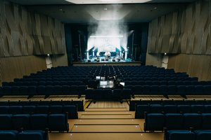 Nelaimė koncerte Nidoje – nukritusi konstrukcija sužeidė žmogų, teko nutraukti „Biplan“ koncertą