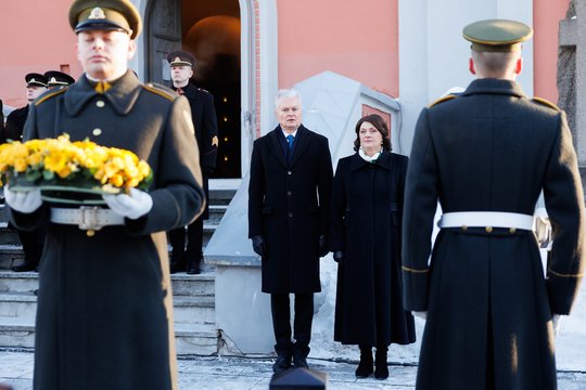 Šalies vadovai pagerbė Vasario 16-osios Akto signatarų atminimą Rasų kapinėse