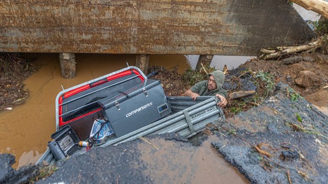Dėl liūčių Naujojoje Zelandijoje sunkvežimis įkrito į sugriuvusį tiltą: užfiksuoti vaizdai