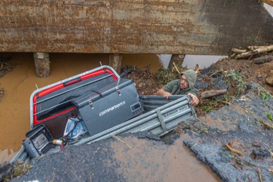 Dėl liūčių Naujojoje Zelandijoje sunkvežimis įkrito į sugriuvusį tiltą: užfiksuoti vaizdai