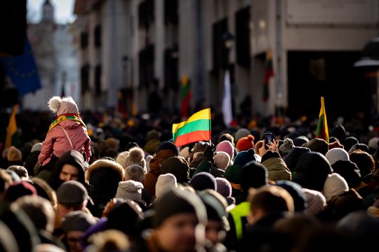 Susirinkusiai miniai žmonių – V. Landsbergio kalba: „Ir vėl sėdime toje pačioje šūdmalos kupetoje“