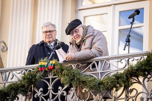 Susirinkusiai miniai žmonių – V. Landsbergio kalba: „Ir vėl sėdime toje pačioje šūdmalos kupetoje“