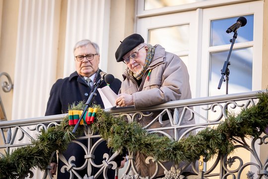 Susirinkusiai miniai žmonių – V. Landsbergio kalba: „Ir vėl sėdime toje pačioje šūdmalos kupetoje“