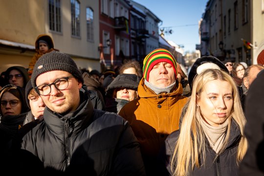 Susirinkusiai miniai žmonių – V. Landsbergio kalba: „Ir vėl sėdime toje pačioje šūdmalos kupetoje“
