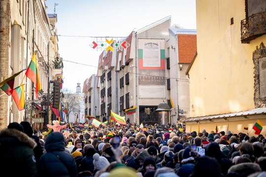 Vasario 16-oji suvieniejo minias lietuvių: gyventojai atviravo, ką jiems reiškia ši šventė