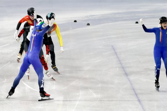 Išprotėjęs italas – greitojo čiuožimo trasos finišą ir vėl kirto atbulas 