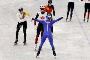 Išprotėjęs italas – greitojo čiuožimo trasos finišą ir vėl kirto atbulas