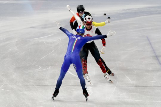 Išprotėjęs italas – greitojo čiuožimo trasos finišą ir vėl kirto atbulas 