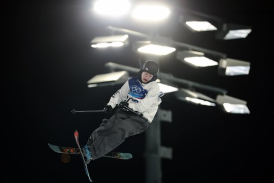 Dar vienas siaubingas kritimas – suomis tėškėsi iš 40 metrų aukščio ir prarado sąmonę